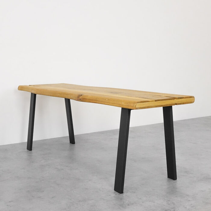 Modern-basic-sma-1.jpg Brun träbord med svarta metallben.