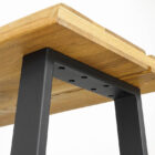 Träbord med metallben, stilren design.