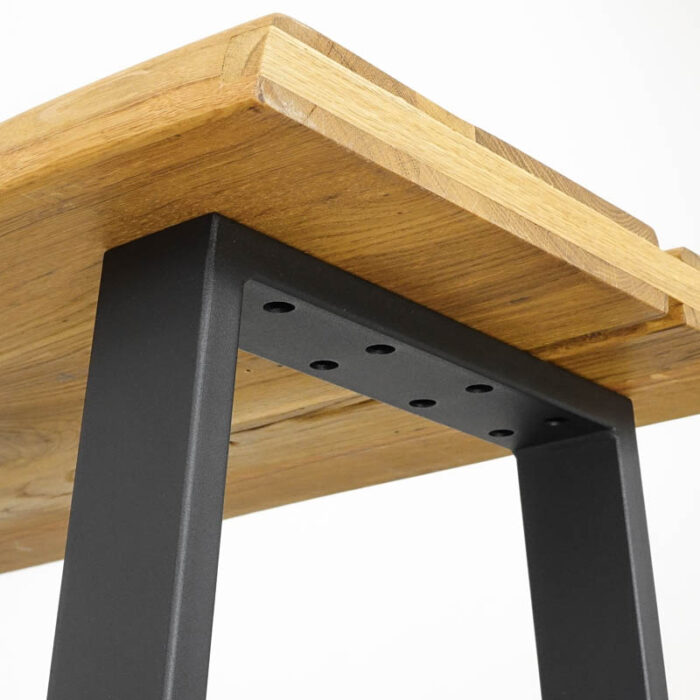 Modern-basic-sma-2.jpg Träbord med metallben, stilren design.