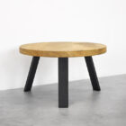 Runt bord med träskiva och svarta ben.