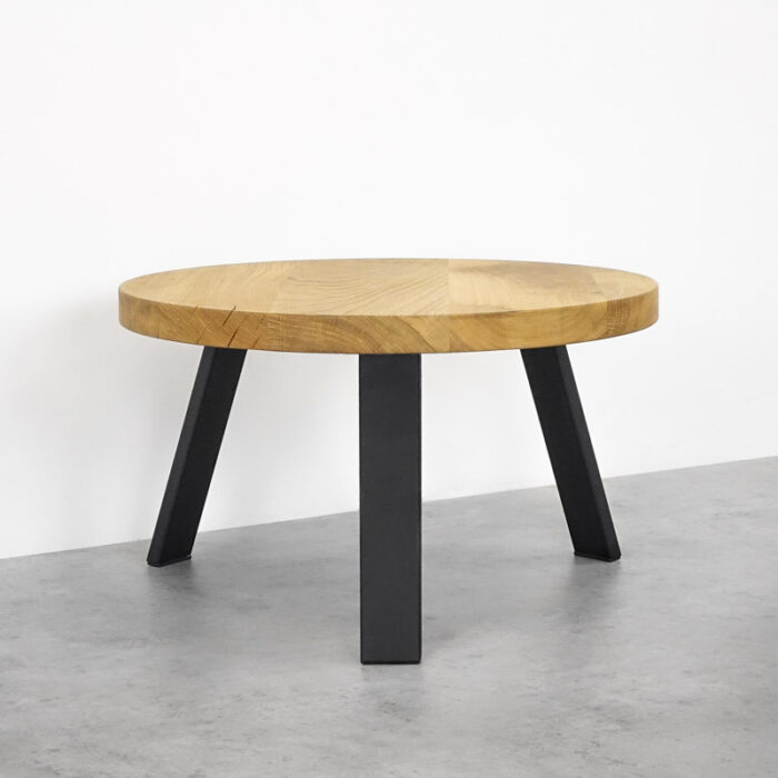 Platt-31-60x201-1.jpg Runt bord med träskiva och svarta ben.