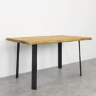 Träbord med svarta metallben