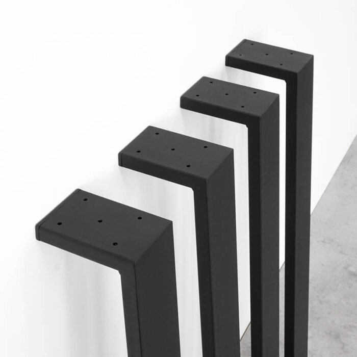 Platt-Basic-80x2012-1.jpg Svarta metallben mot vit vägg på rad