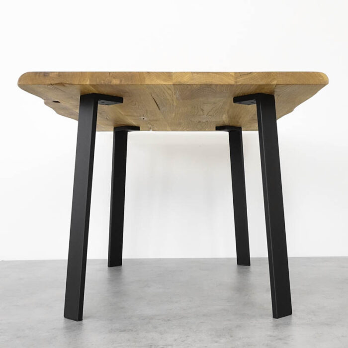 Platt-Basic-80x202-1.jpg Träbord med svarta metallben