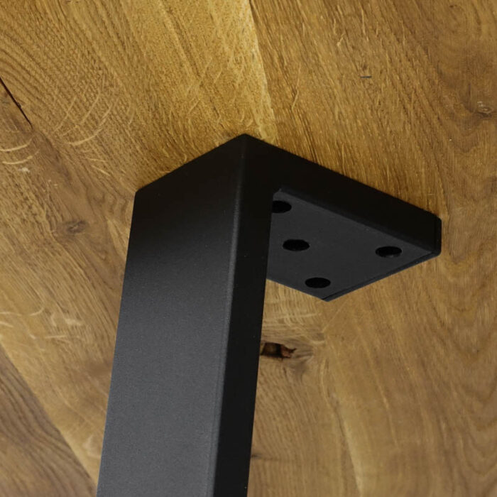 Platt-Basic-80x2023-1.jpg Svart metallben fäst vid trämöbel.