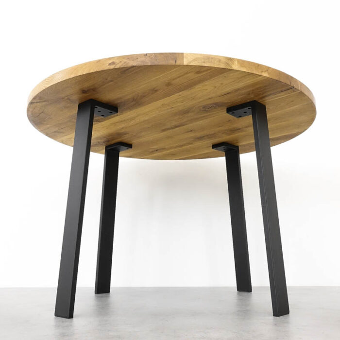 Platt-Basic-80x206-1.jpg Runt träbord med svarta metallben.