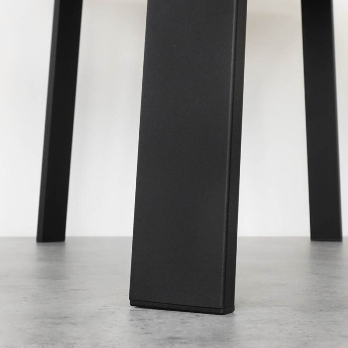 Platt-Basic-80x208-1.jpg Svart metallstolsben på grått golv