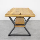 Träbord med metallben på betonggolv.