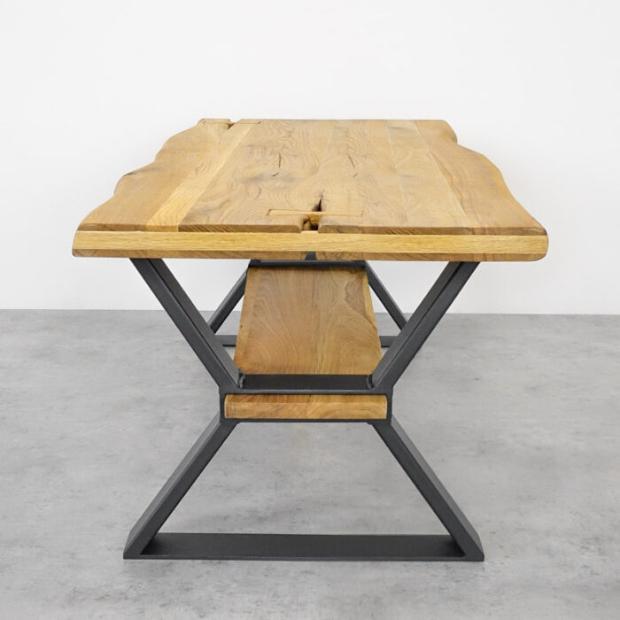 Prestige-45-2.jpg Träbord med metallben på betonggolv.