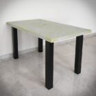 Modernt rektangulärt bord med svarta ben.