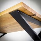 Träbord med svarta metallben