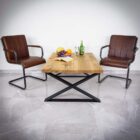 Två stolar och bord med frukt och dryck.