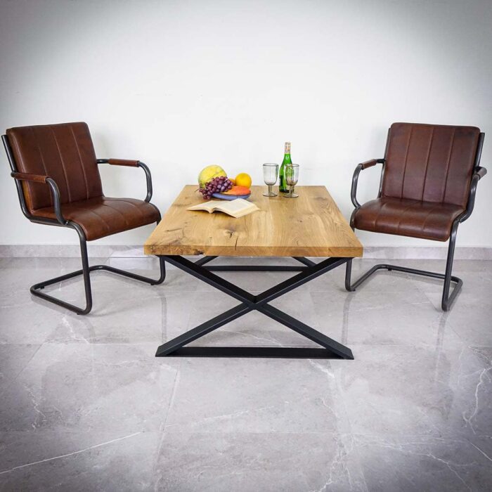 Soffbordsben-x3.jpg Två stolar och bord med frukt och dryck.