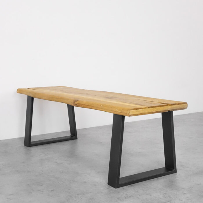 Trapets-45cm-Svart1.jpg Träbord med metallben i minimalistisk stil.