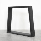 Svart metallbordben på grå yta