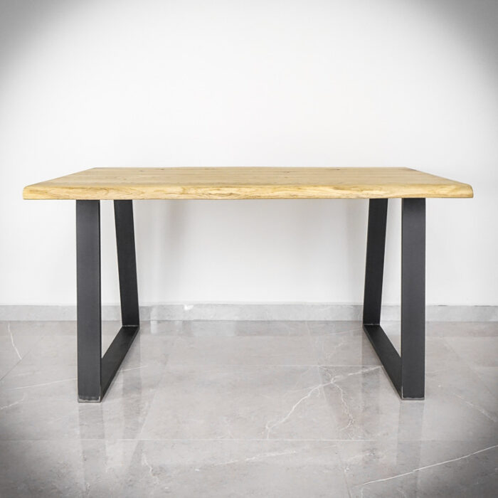 Trapets-71-cm-Svart3.jpg Träbord med metallben mot vit vägg.