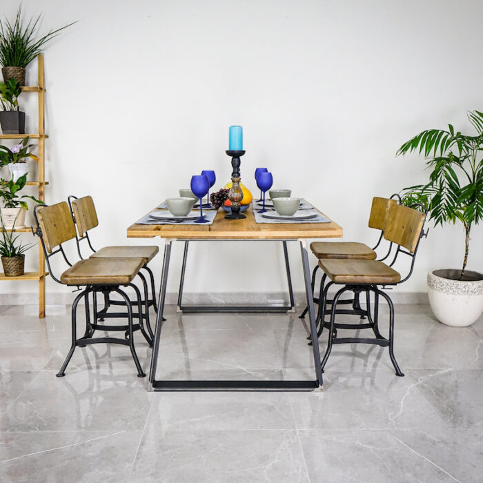 Trapets-71cm-stal.jpg Matsalsbord dukat med fyra stolar och växter