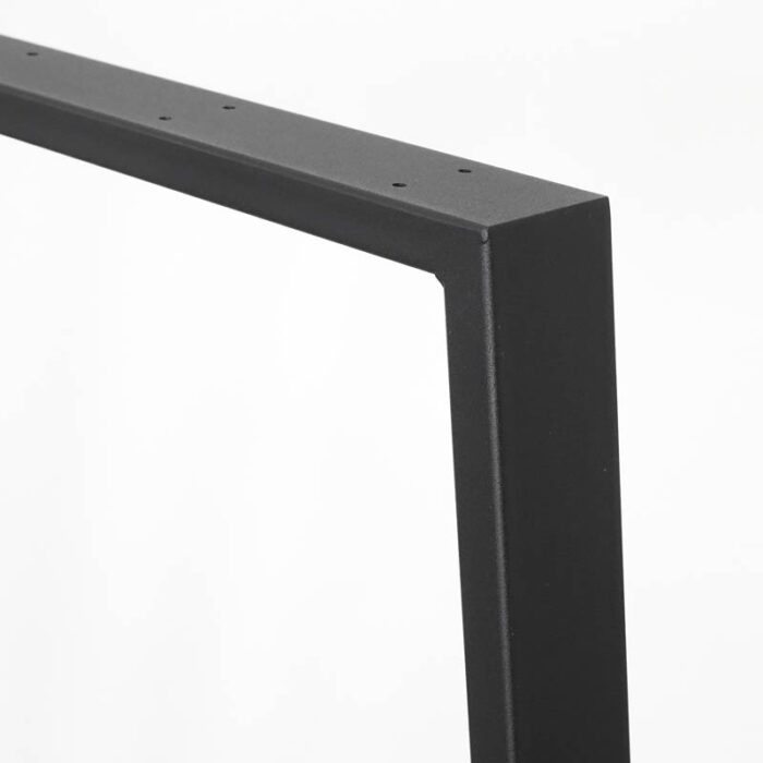 Trapets-basic10.jpg Svart metallram på vit bakgrund.