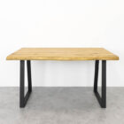 Träbord med svarta metallben.