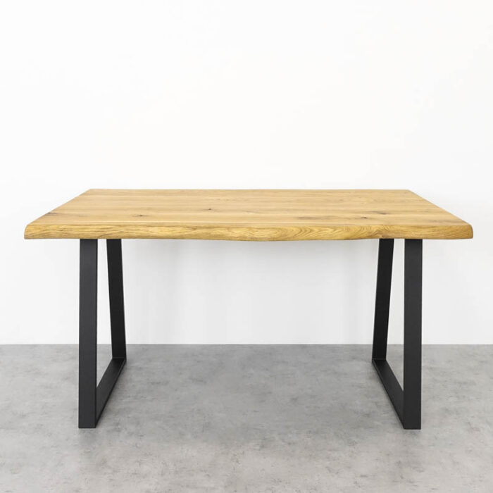 Trapets-basic17.jpg Träbord med svarta metallben.