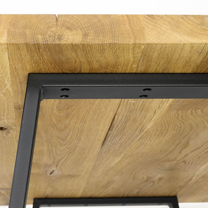 Trapets-basic4.jpg Detalj av träbord med metallben.