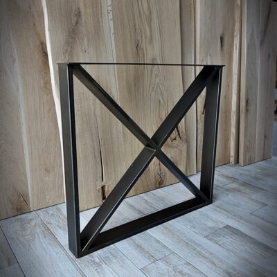 dsc02901.jpg Svart metallställ mot trägolv och panel.