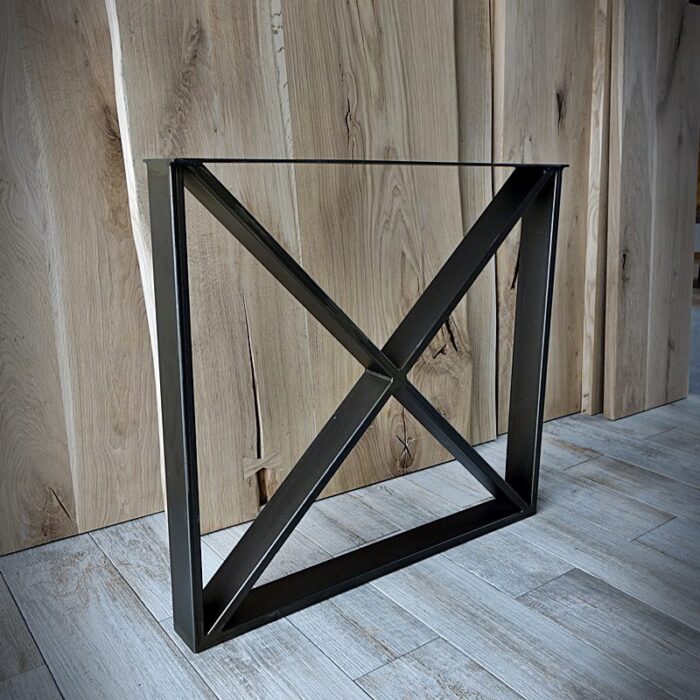 dsc02901.jpg Svart metallställ mot trägolv och panel.