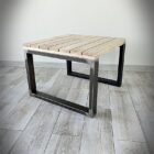 Träbord med metallben på trägolv.