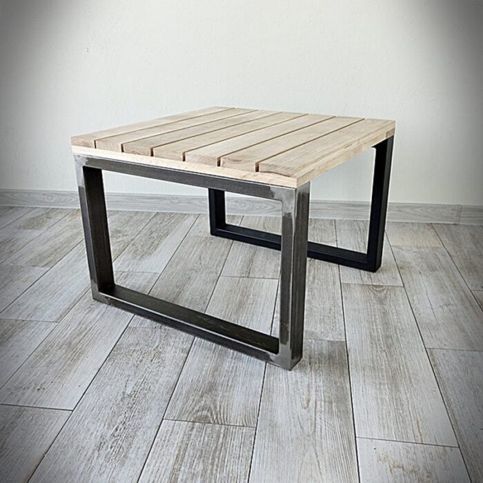 dsc05646.jpg Träbord med metallben på trägolv.