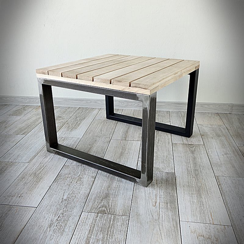 Träbord med metallben på trägolv.