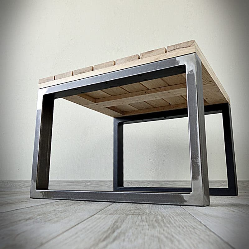 Bord med metallram och trätopp på trägolv.