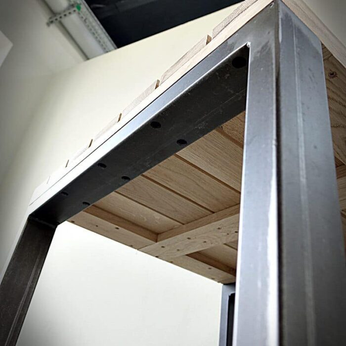 dsc05650.jpg Modern hylla med metall- och trästruktur