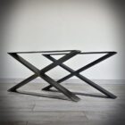 Metalliska bordsunderreden på trägolv.