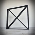 Svart metallstativ med geometriskt mönster