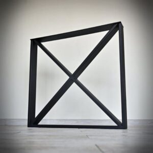 Svart metallstativ med geometriskt mönster