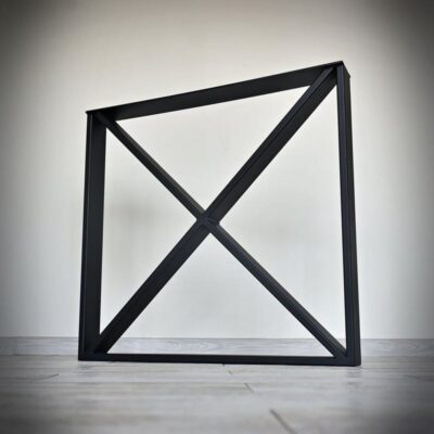 Svart metallstativ med geometriskt mönster