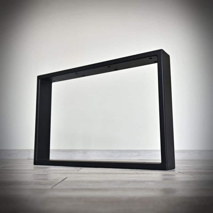 noga_stalowa_do_stolika_2__1.jpg Svart rektangulärt bordsben på träyta.