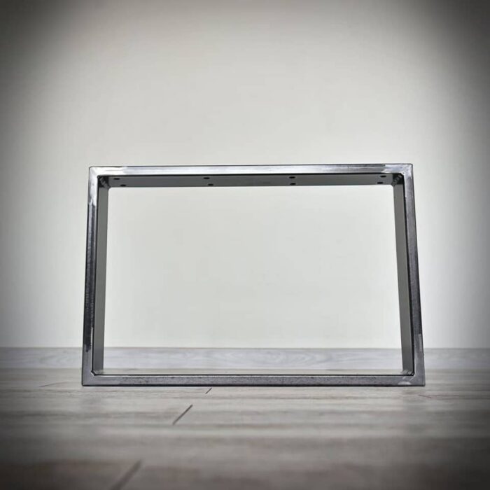 noga_stalowa_do_stolika_3__1.jpg Metallram på trägolv mot vit vägg.