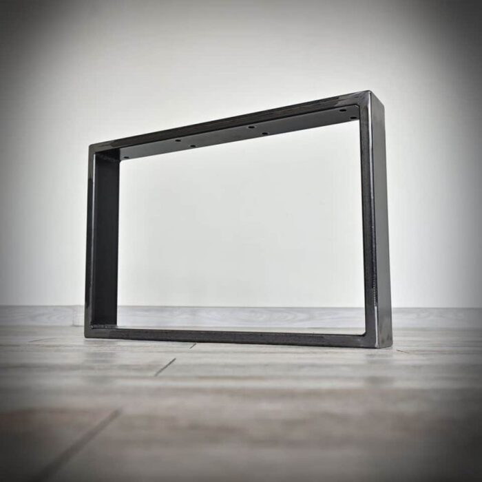 noga_stalowa_do_stolika_4__1.jpg Metallram på trägolv mot vit vägg.