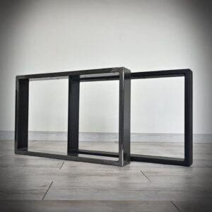 Svarta metallramar på ett trägolv.