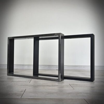 Svarta metallramar på ett trägolv.