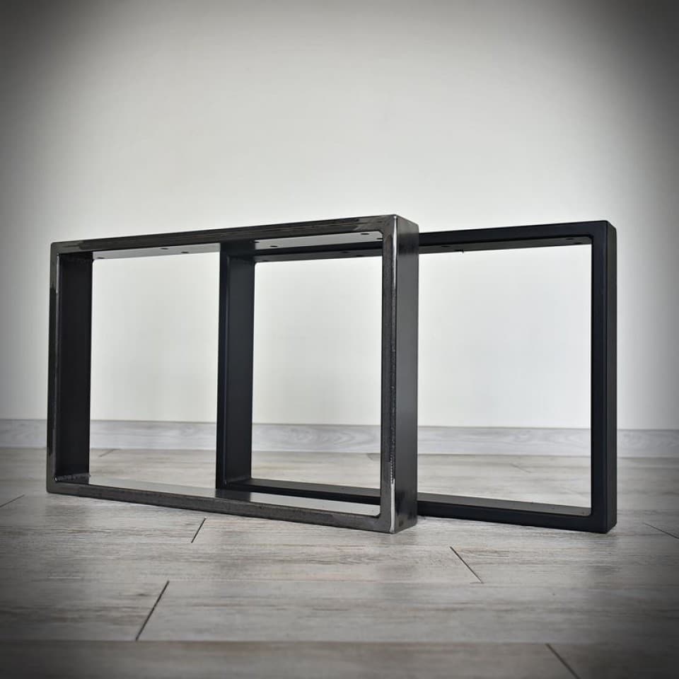 Svarta metallramar på ett trägolv.