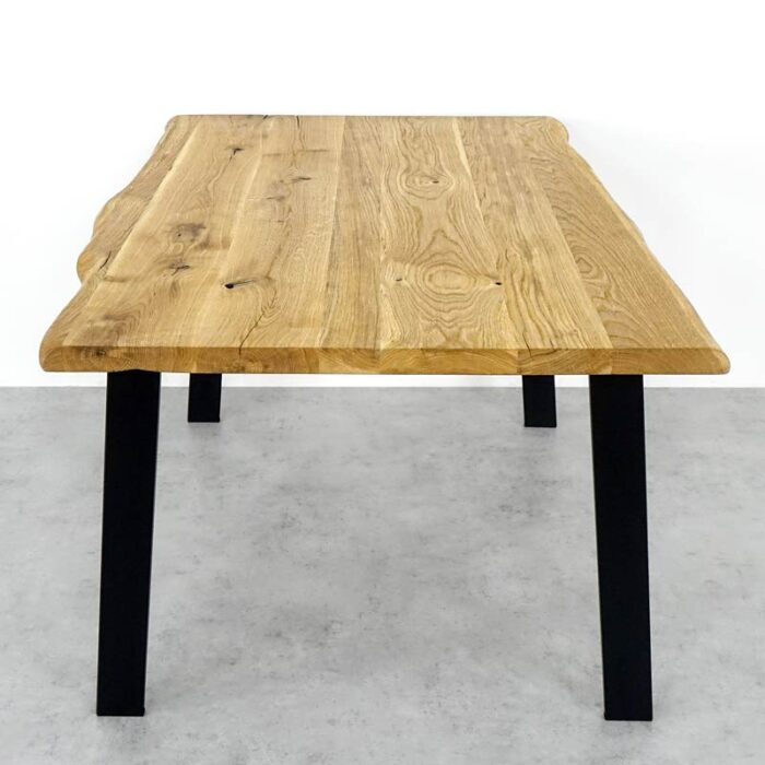 Bordsben FINN 2 Träbord med svarta ben på betonggolv.