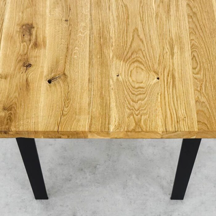 Bordsben FINN 3 Träbord med svarta ben på grått golv.