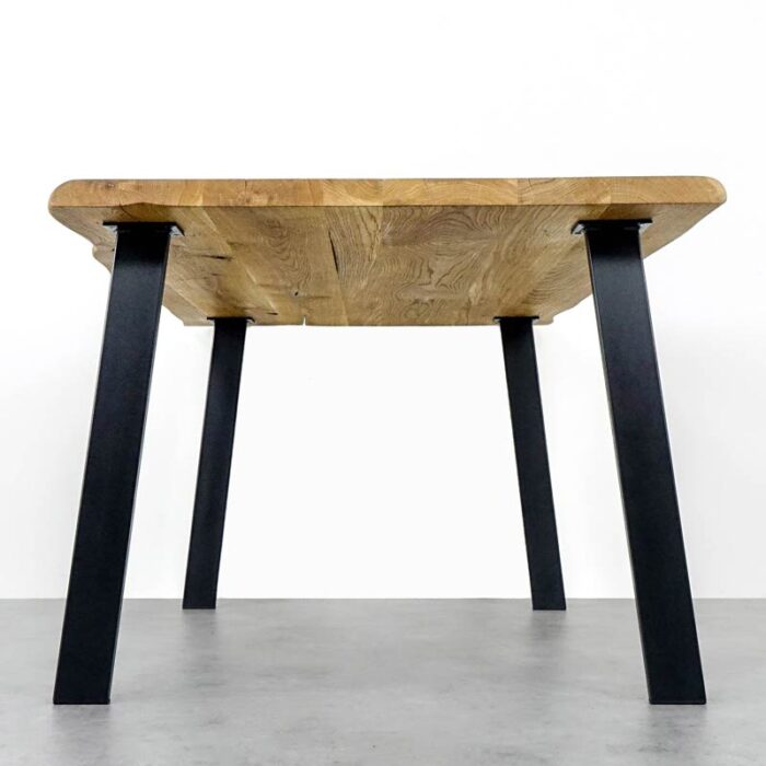 Bordsben FINN 4 Träbord med svarta metallben från sidan.