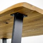 Närbild av träbord med metallben.