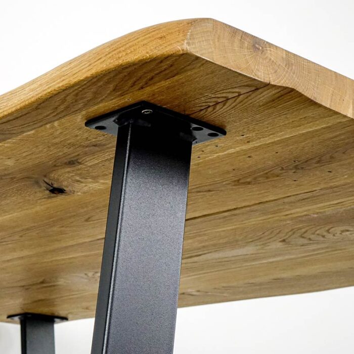 Bordsben FINN 6 Närbild av träbord med metallben.