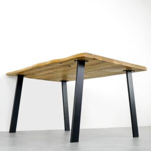 Träbord med svarta metallben mot vit bakgrund.