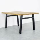 Modernt träbord med bordsben