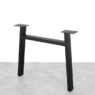 Svart metallbordstativ på betonggolv